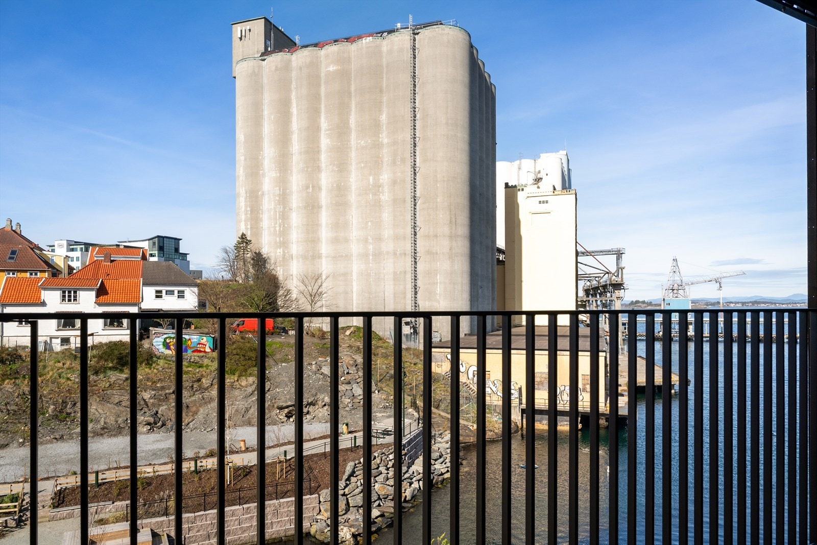 Flott utsikt mot sjøen fra leiligheten Galleribilde