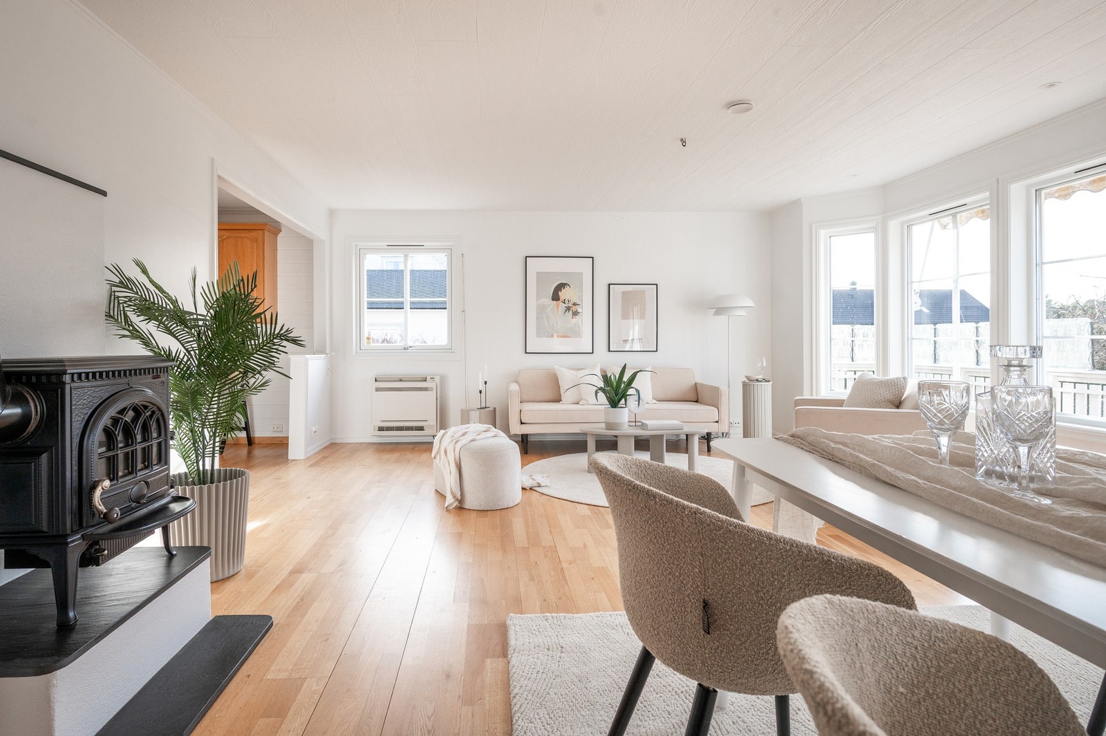 Boligen inneholder en delvis åpen stue- og kjøkkenløsning, loftstue, fire soverom, bad, vaskerom, toalettrom, teknisk rom, bod og entré. Galleribilde