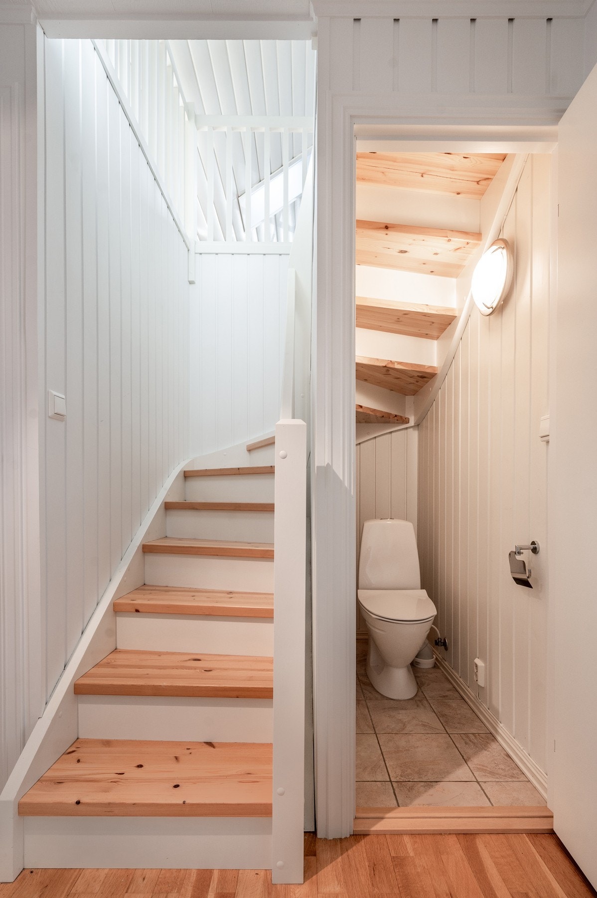 Toalettrommet ligger tilknyttet entréen i 1. etasje. Galleribilde