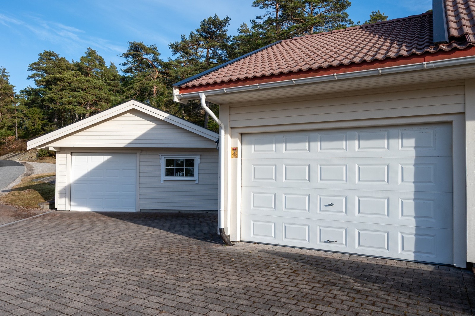 Det er to garasjer og bodrom med god plass til lagring på tomten. Galleribilde