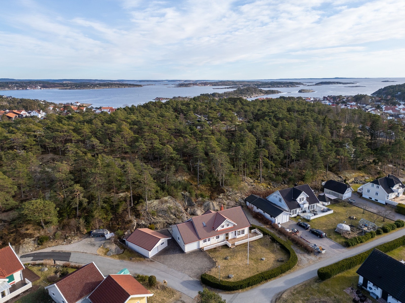 Peremyra 11 ligger på Kirkøy, like ved Skjærhalden sentrum, syd på øya. Galleribilde