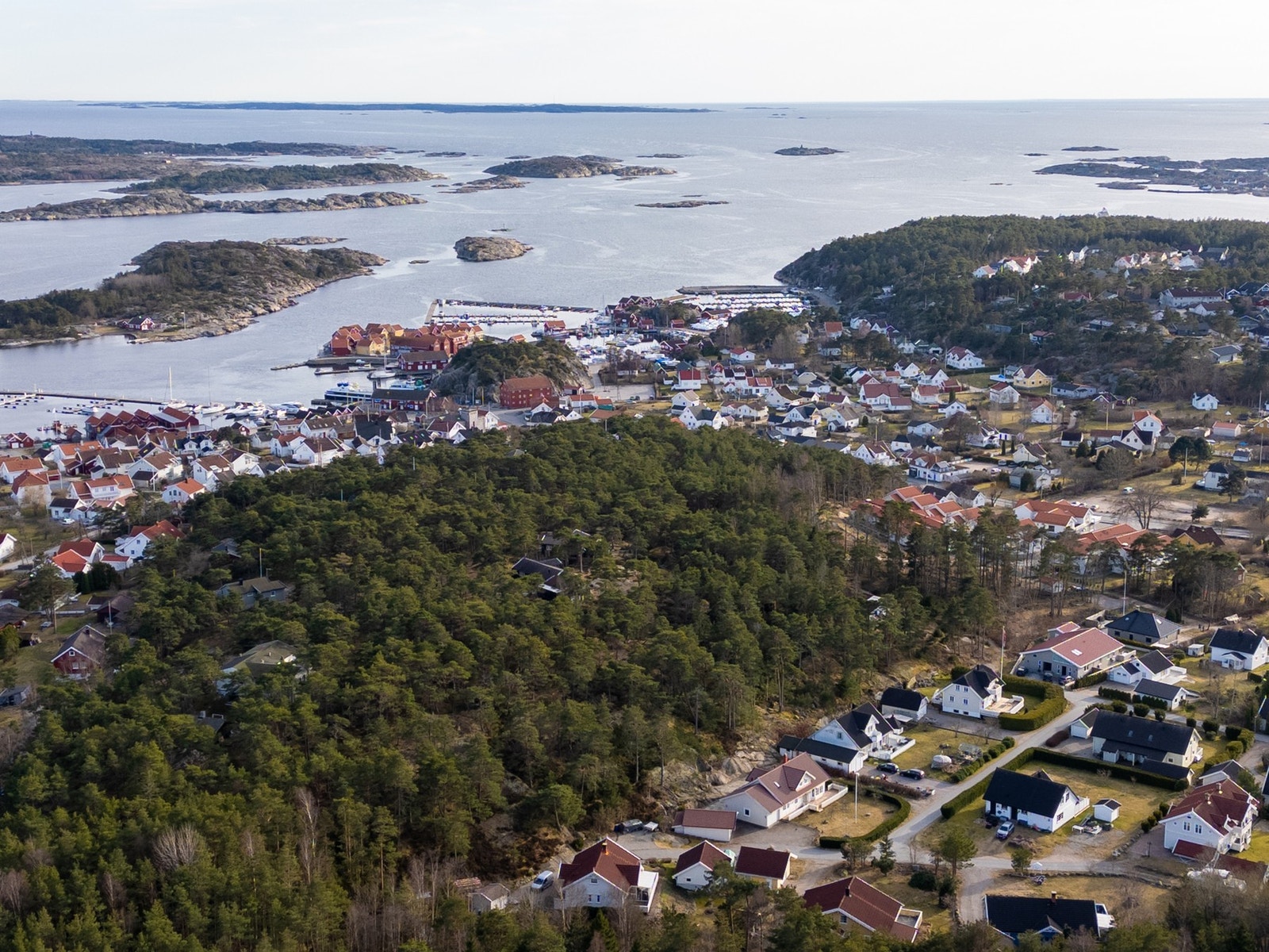 På Kirkeøy finner du et nett av turstier og Kyststien som leder deg til strender og svaberg ved Storesand og Ørekroken. Galleribilde