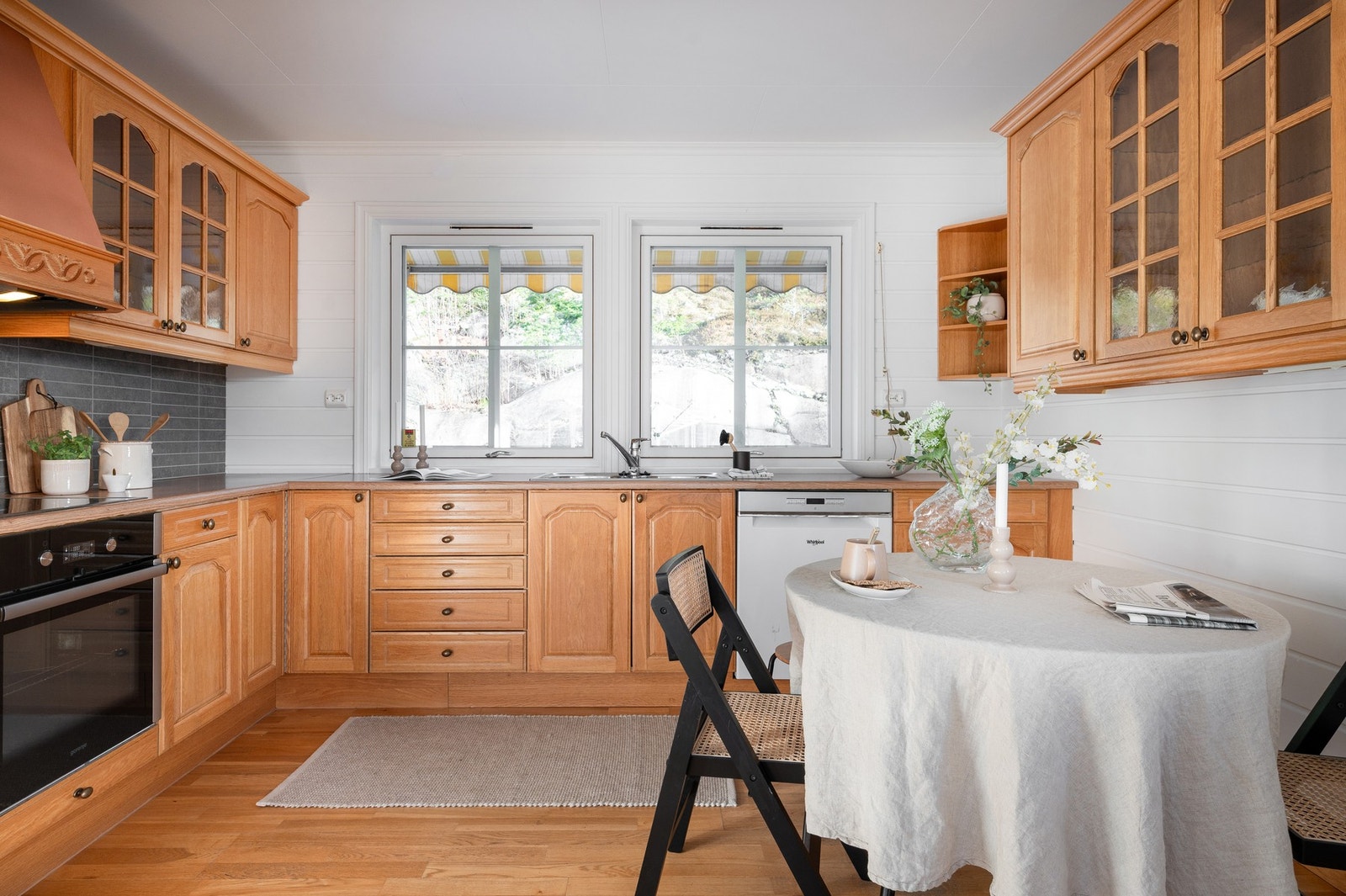 Kjøkkenet består av under- og overskap med avsatt plass til gulvplasert kjøl/fryseskap, frittstående oppvaskmaskin og integrert komfyr med platetopp. Galleribilde