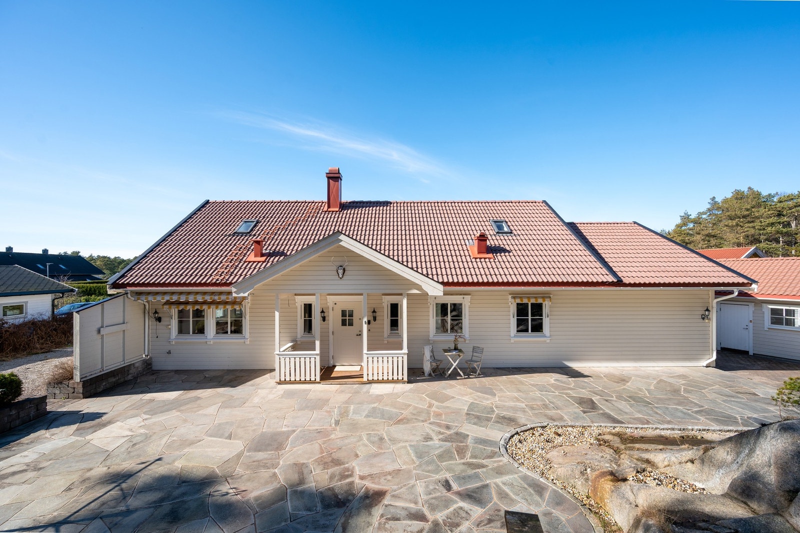 Eiendommen har en opparbeidet tomt med fine tilgjengelig uteplasser rundt boligen. Galleribilde