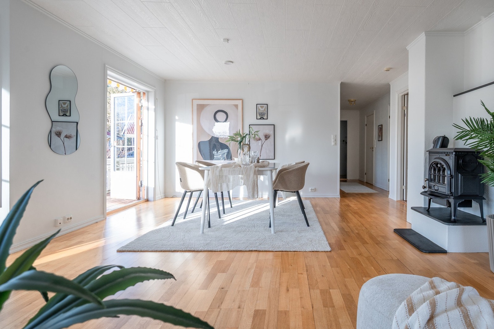 I stuen er det god plass til spisebord med plass til mange. Galleribilde