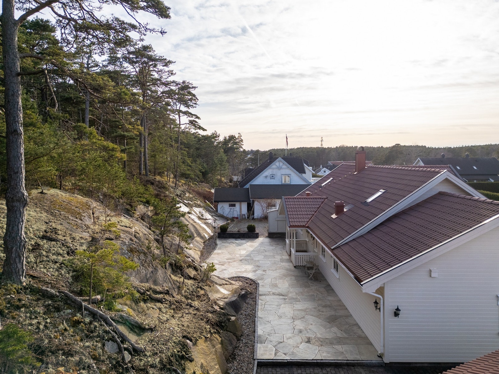 Tomten grenser mot grøntareal med fin natur. Galleribilde