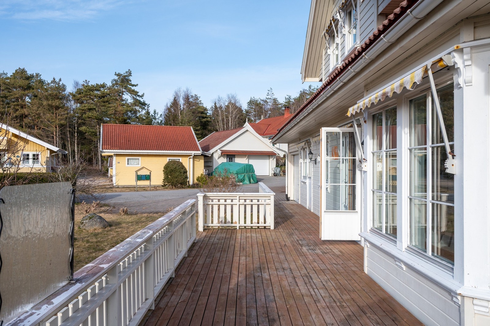 Fra stuen er det utgang til en stor, ca. 40 kvm, terrasse mot vest. Galleribilde