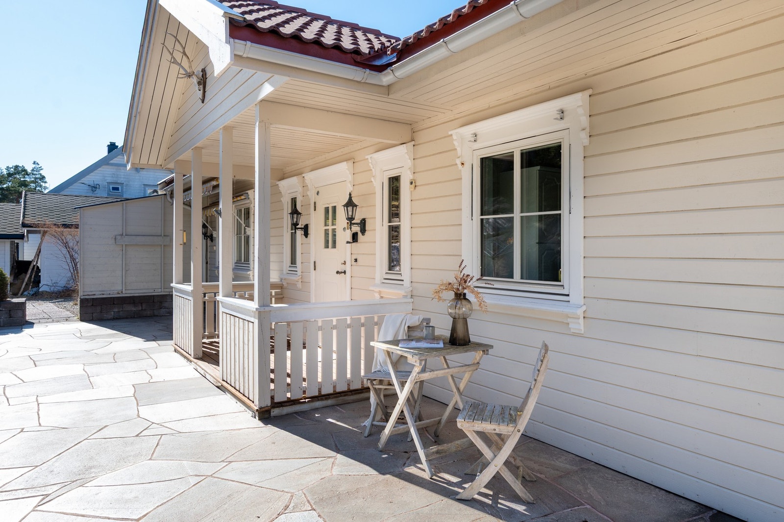 Inngangspartiet er pent opparbeidet med store skiferheller. Galleribilde