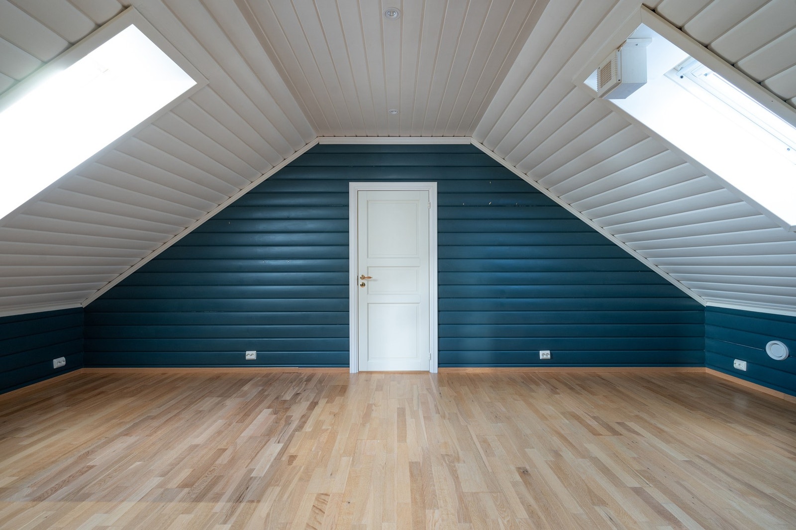 Inn den hvite døren er det et bodrom over garasjen. Galleribilde