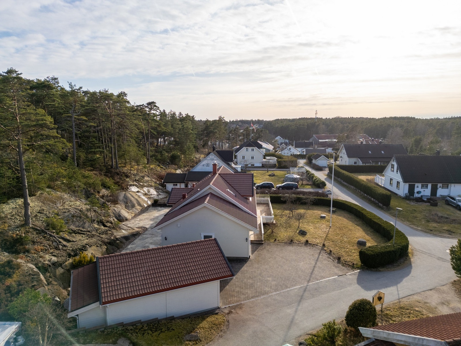 Peremyra 11 ligger tilbaketrukket, innerst i gaten på en solrik tomt, inne i et lite nabolag rett bak Kiwi-butikken ved rådhuset. Galleribilde