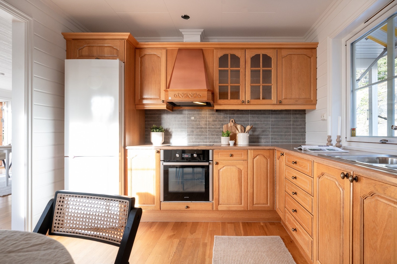 Innredningen har heltre profilerte fronter og benkeplater av laminat. Galleribilde