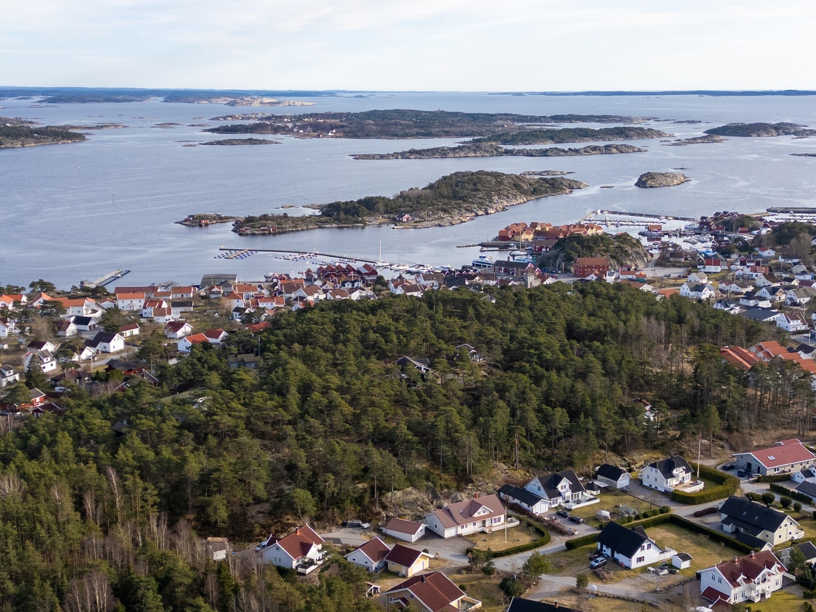 I bysentrummet Skjærhalden, finner du restauranter, forretninger, dagligvarehandel og Vinmonopol, nede ved den populære gjestehavna Galleribilde