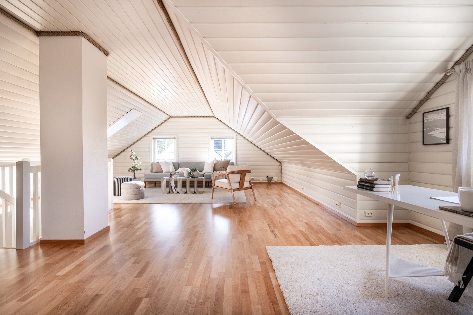 I 2. etasje er det en romslig loftstue med mye lys. Galleribilde