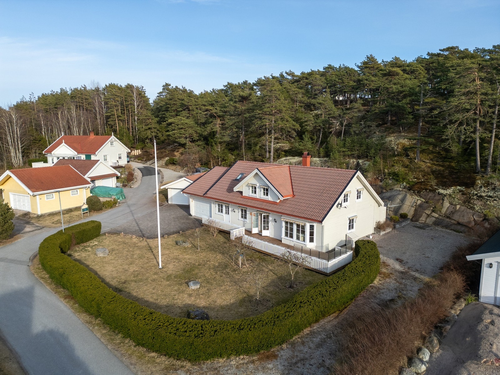 Boligen ligger vestvendt med gode solforhold dagen igjennom. Galleribilde