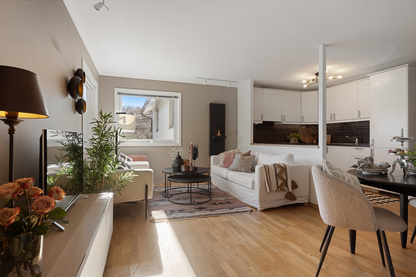 Stue/spisestue/kjøkken er samlet i et lyst, luftig og åpent rom. Galleribilde