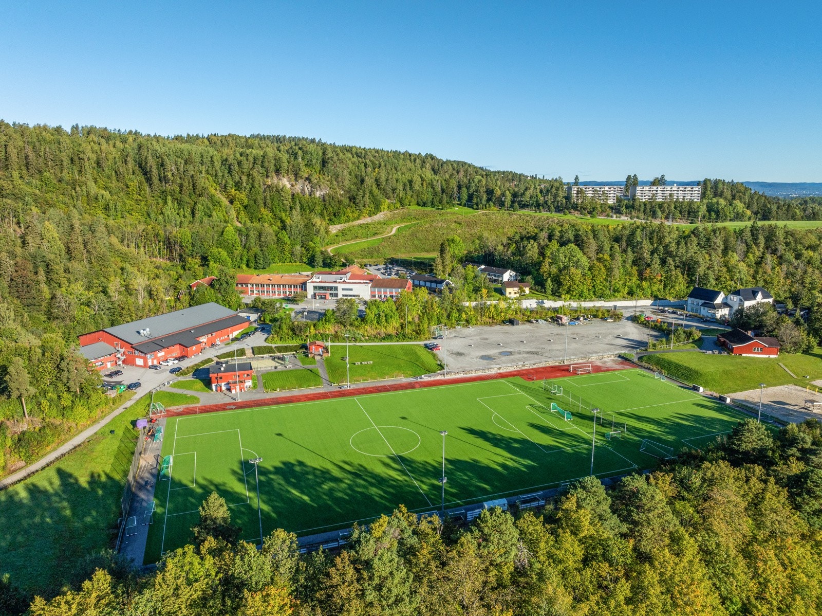 Området sogner til Slemmestad barneskole og Slemmestad ungdomsskole. Dette er ungdomsskolen. Galleribilde