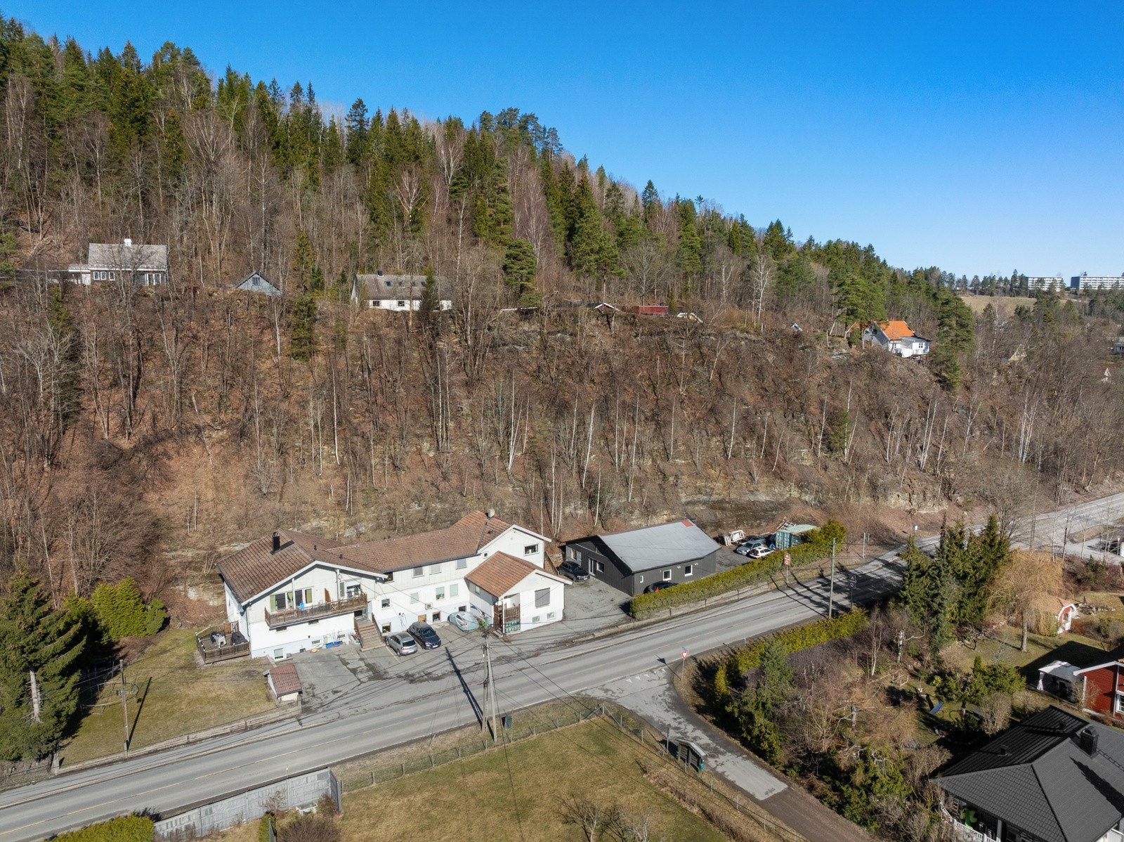 Her bor du med kort vei til både sjøen med flotte badestrender og marka med turmuligheter året rundt. Galleribilde