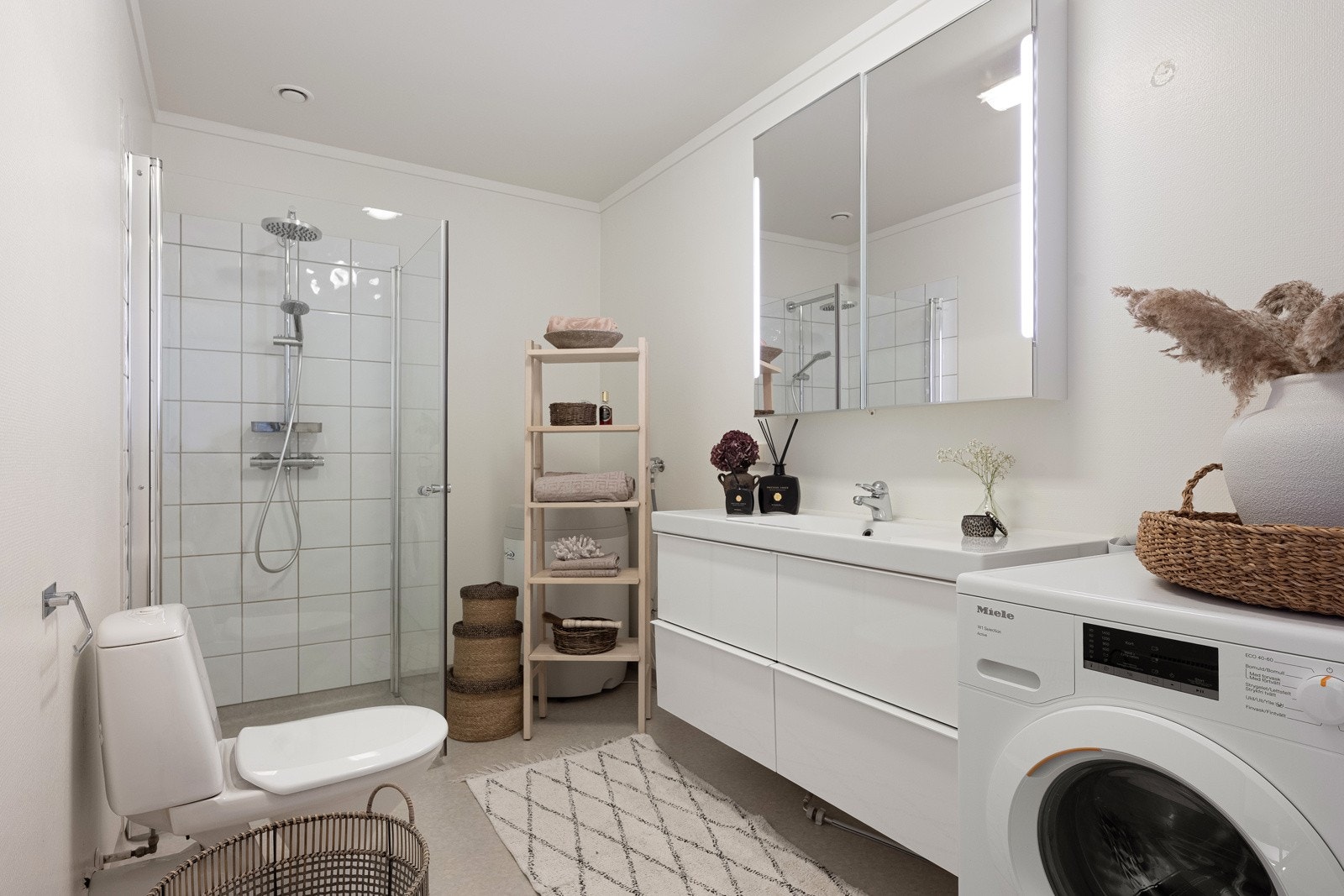 Det romslige badet har behagelig gulvvarme. Galleribilde