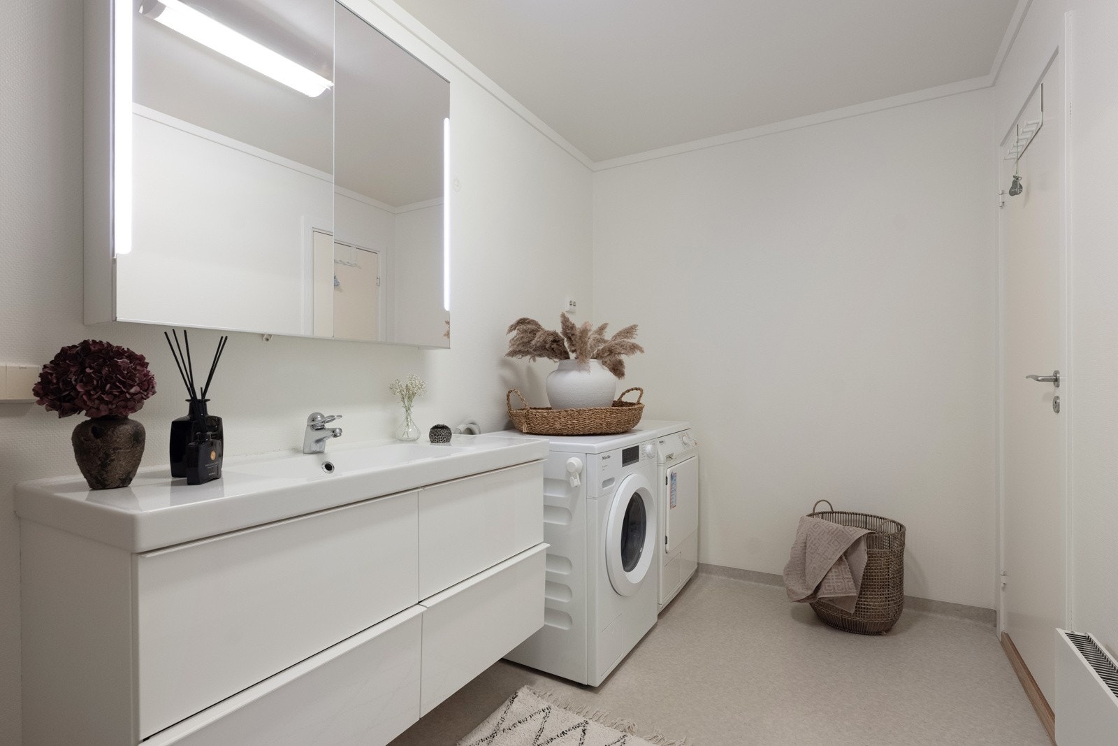 Det er opplegg for vaskemaskin og tørketrommel på badet. Galleribilde