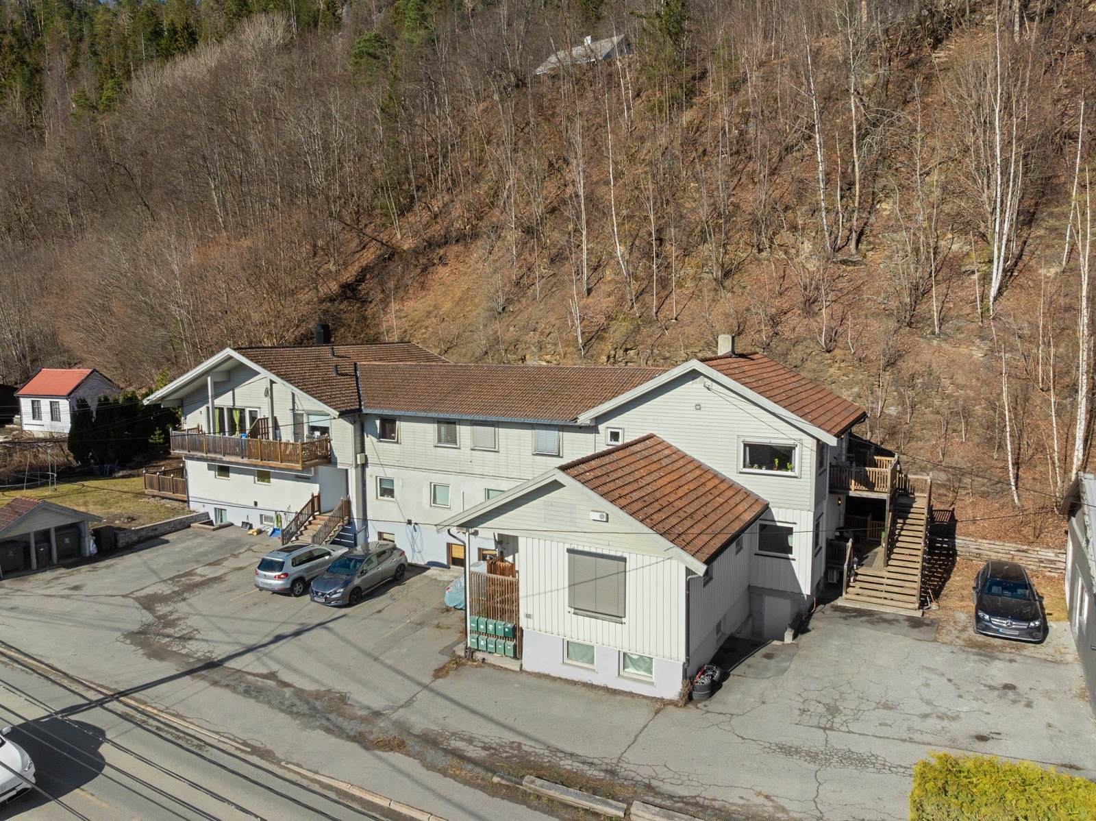 Boligen ligger i 1. etasje med uteplass og parkering. Galleribilde
