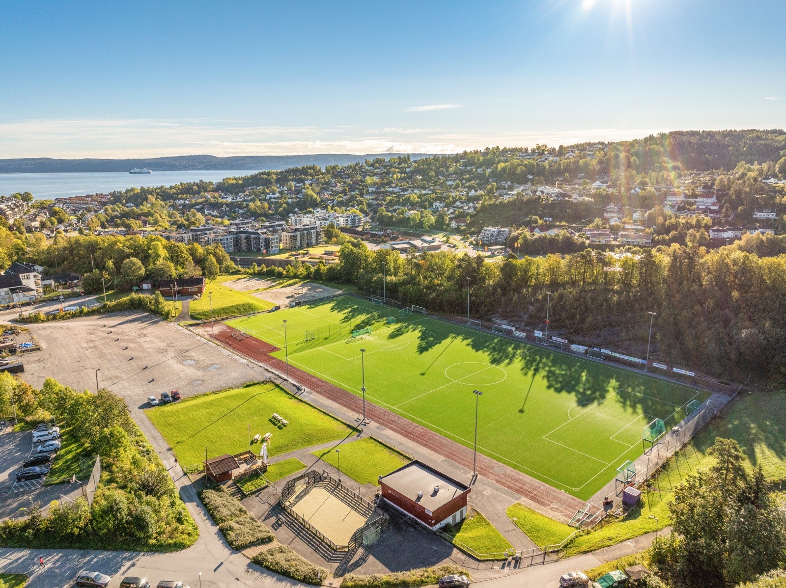 Ved skolen er det fotballbaner. Galleribilde