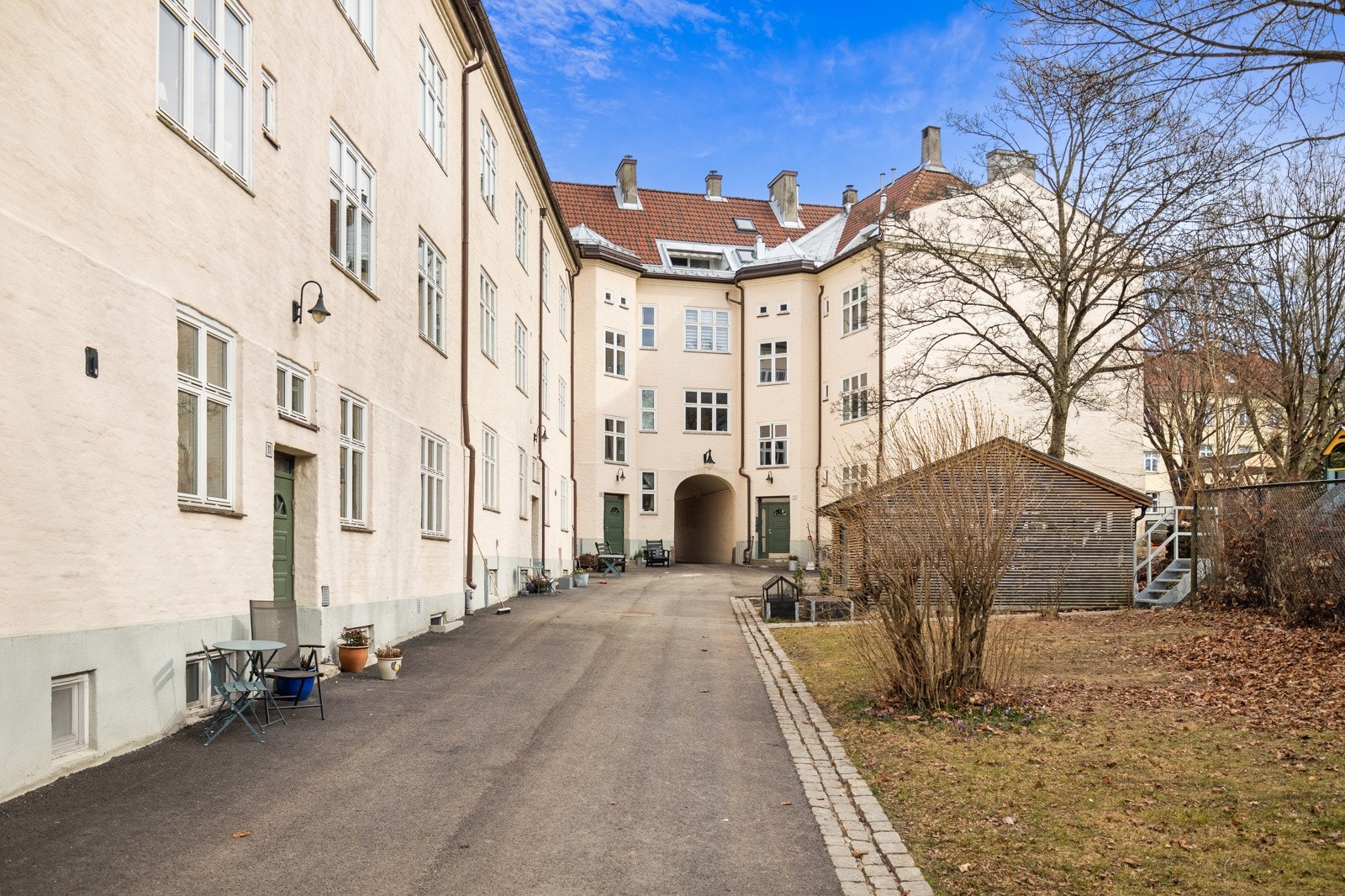 Beliggenheten er svært populær med urbane fasiliteter rett rundt hjørnet, samtidig som man har en unik landsbysjarm. Galleribilde