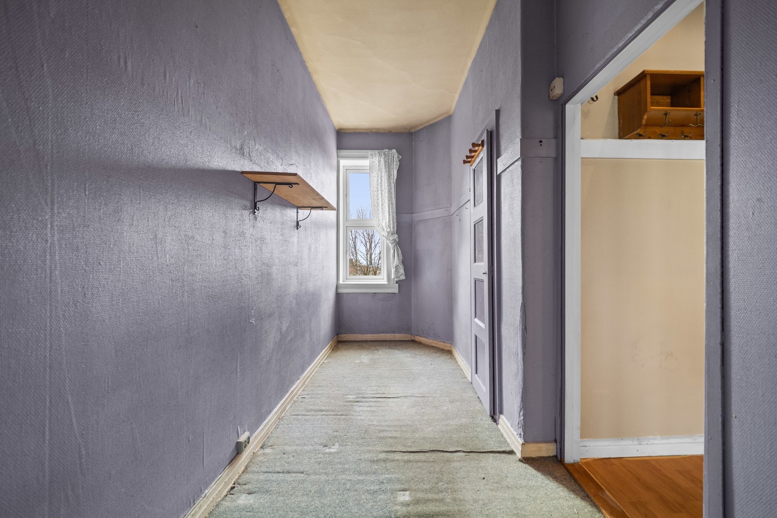 Soverommet har vindu mot bakgårdsidyllen og inngang til en liten garderobe. Galleribilde