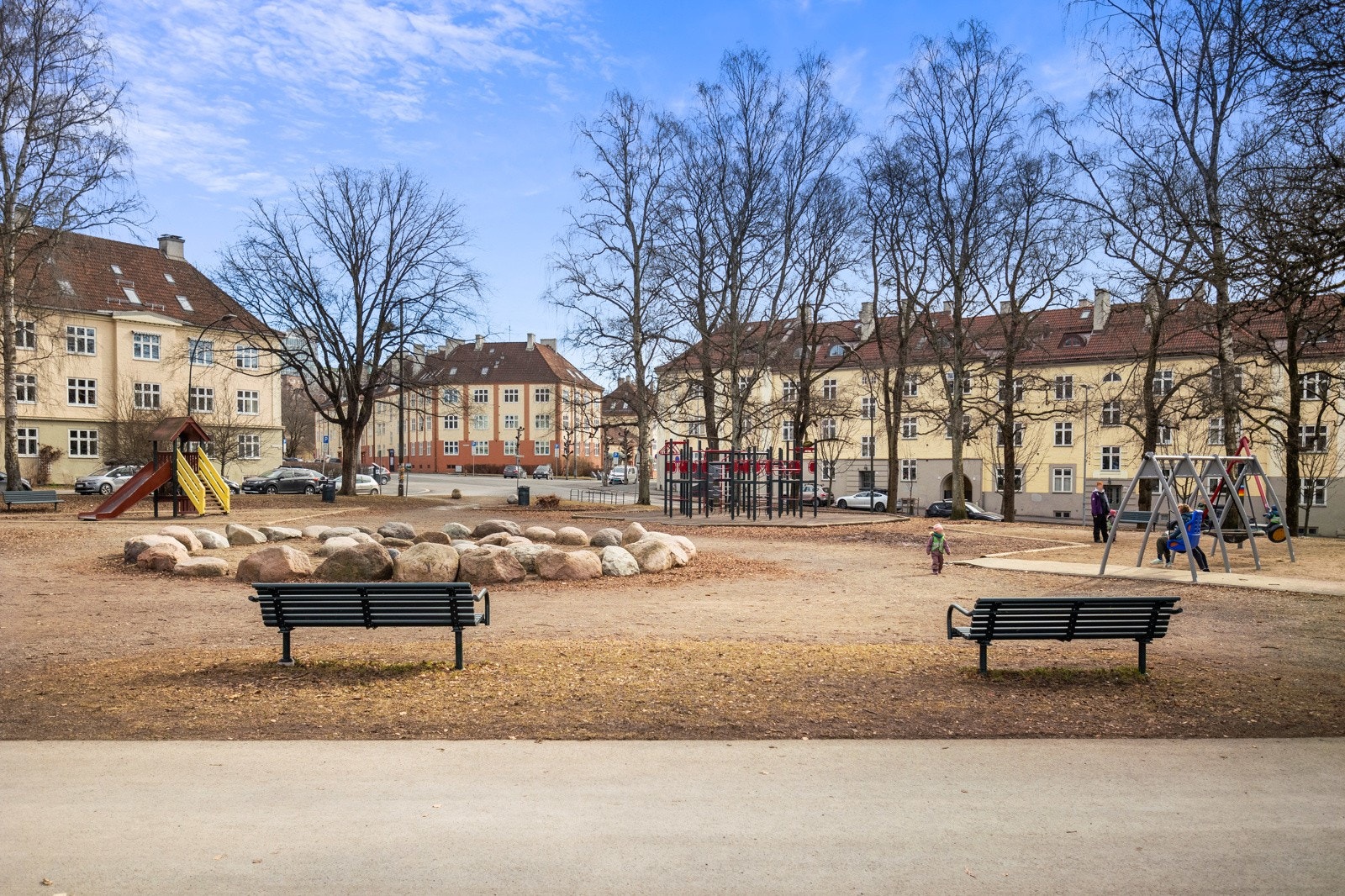 Området byr på flere kafeer, spisesteder og et utmerket kollektivtilbud via buss, trikk og T-bane. Galleribilde