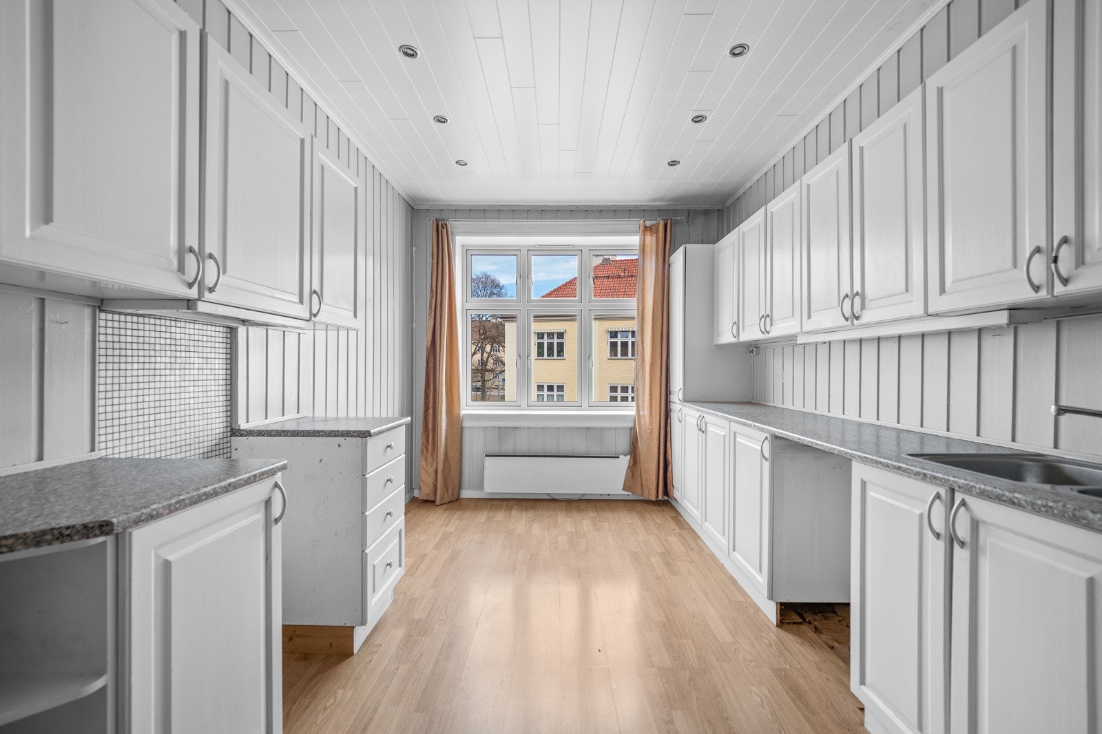 Kjøkkenet er stort og luftig med en eldre innredning i klassisk stil og god plass til spisebord. Galleribilde