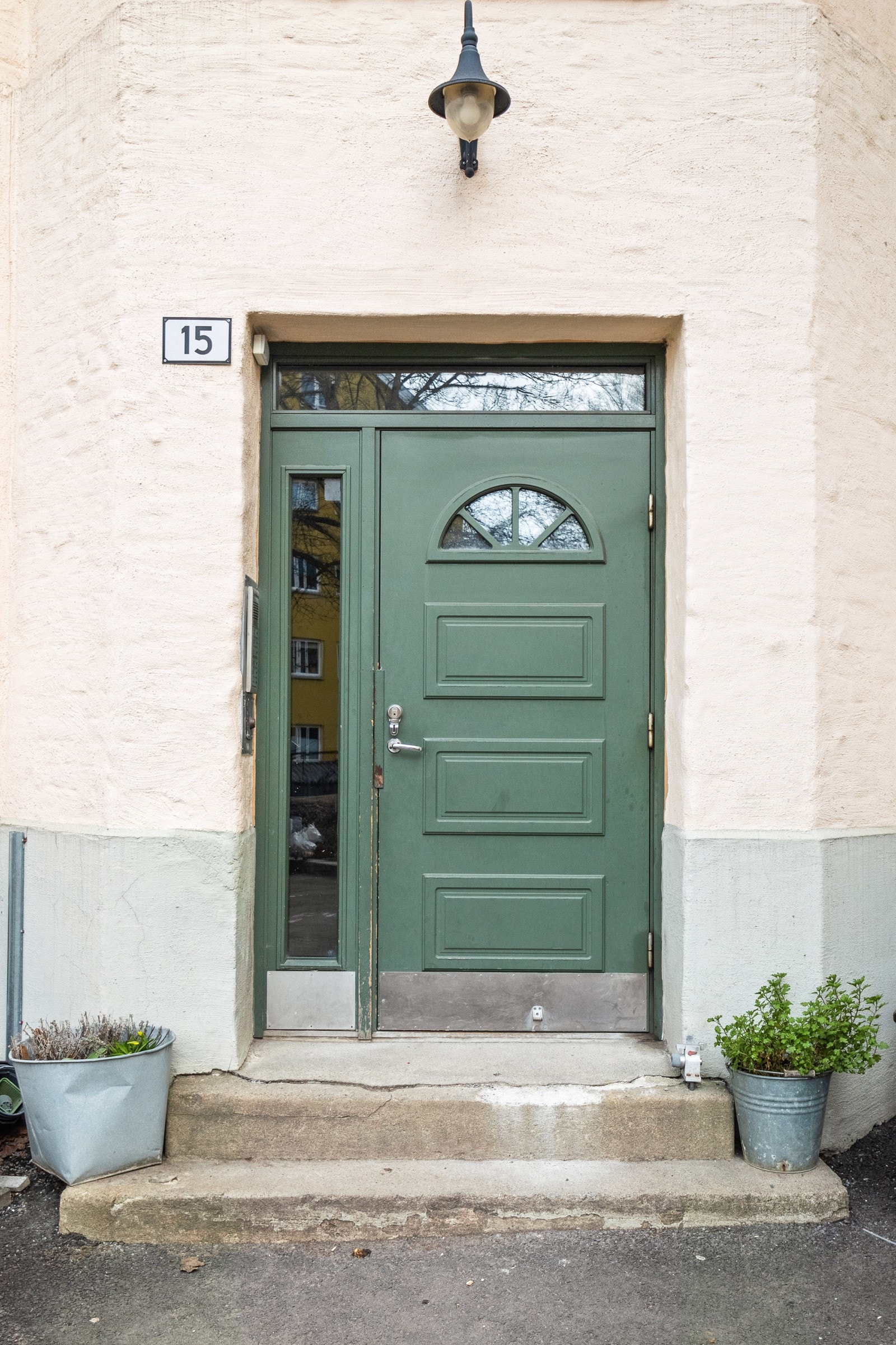 Leiligheten har adkomst via bakgården og trapper opp til tredje etasje. Galleribilde