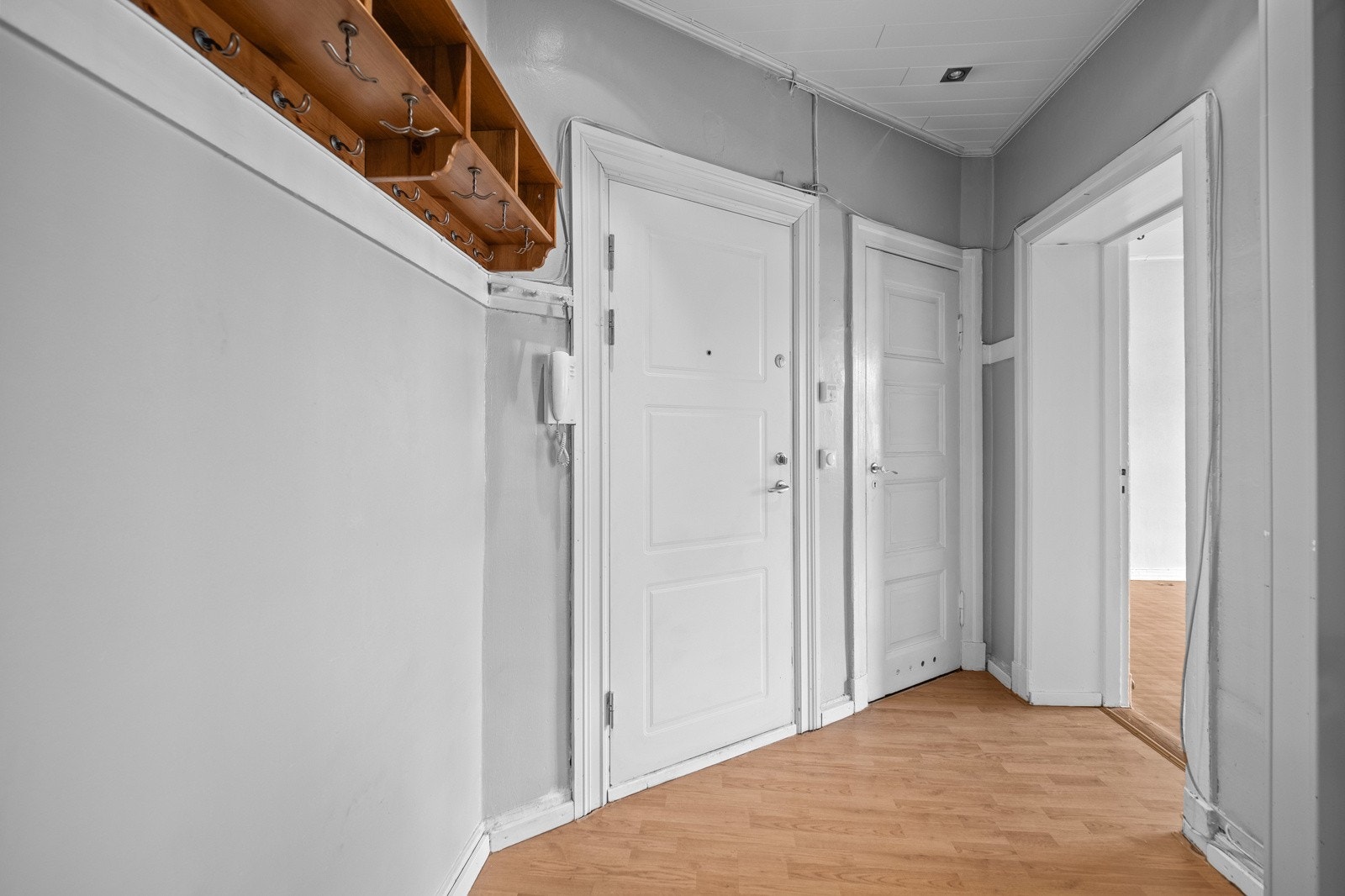 Entreen er innredet med dørcalling og hyller, samt downlights i taket. Galleribilde