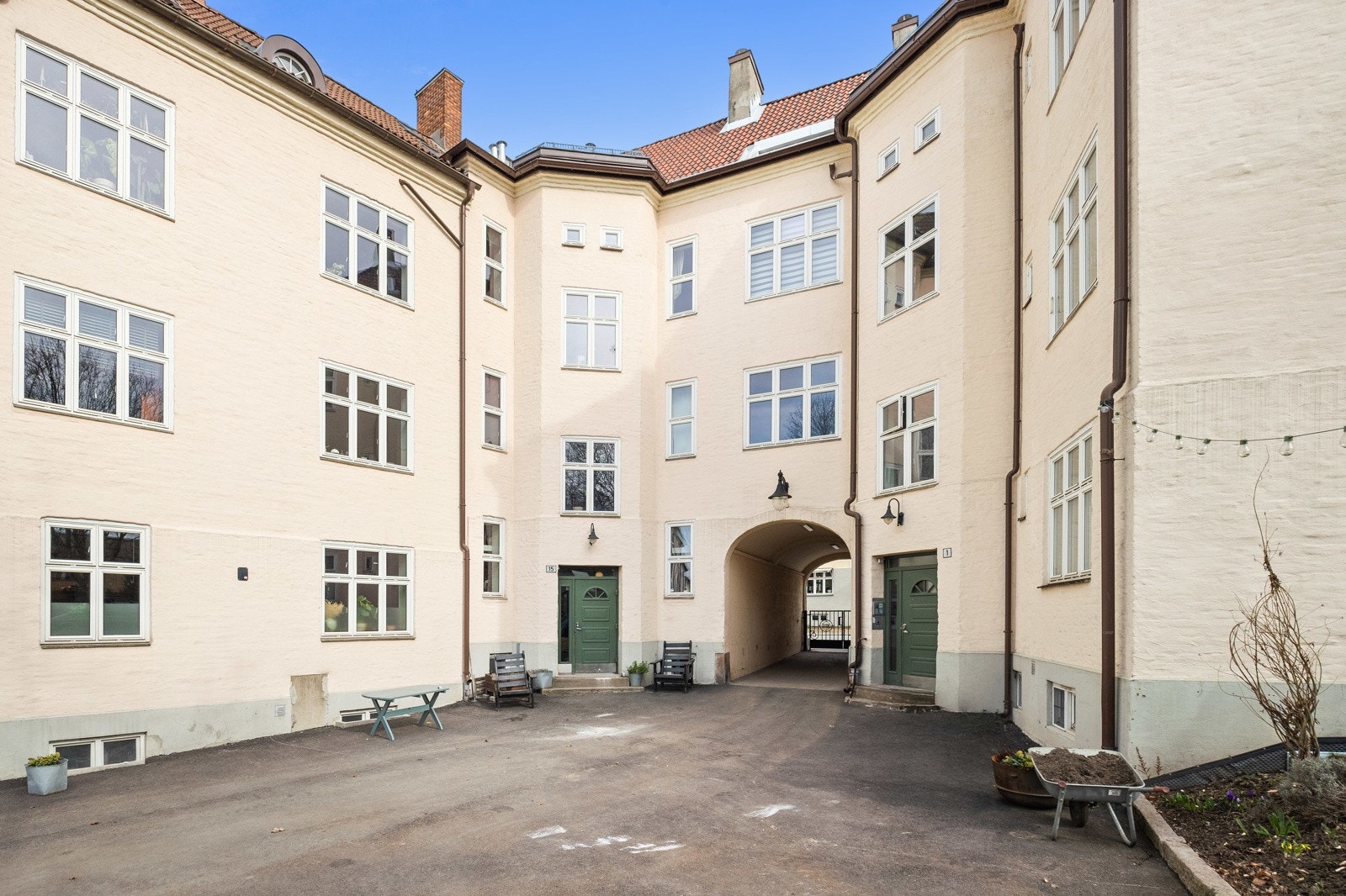 Bygården har en pent opparbeidet bakgård med asfaltert areal, plen, lekeplass, trær og fin beplantning. Galleribilde