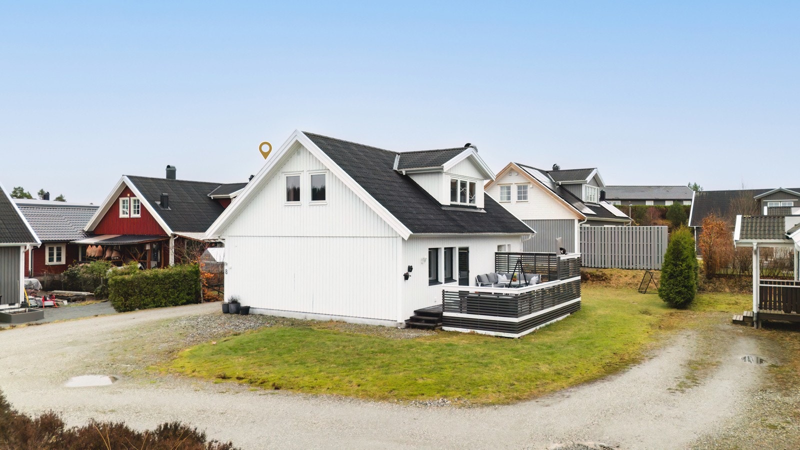 Det er gode parkeringsmuligheter på tomten og mulighet for å bygge garasje Galleribilde