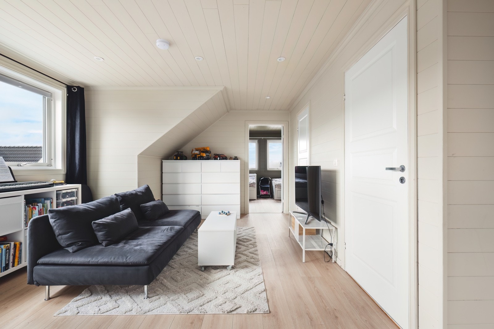 Innholdsrik 2.etg med loftstue, 3 soverom og pent bad Galleribilde