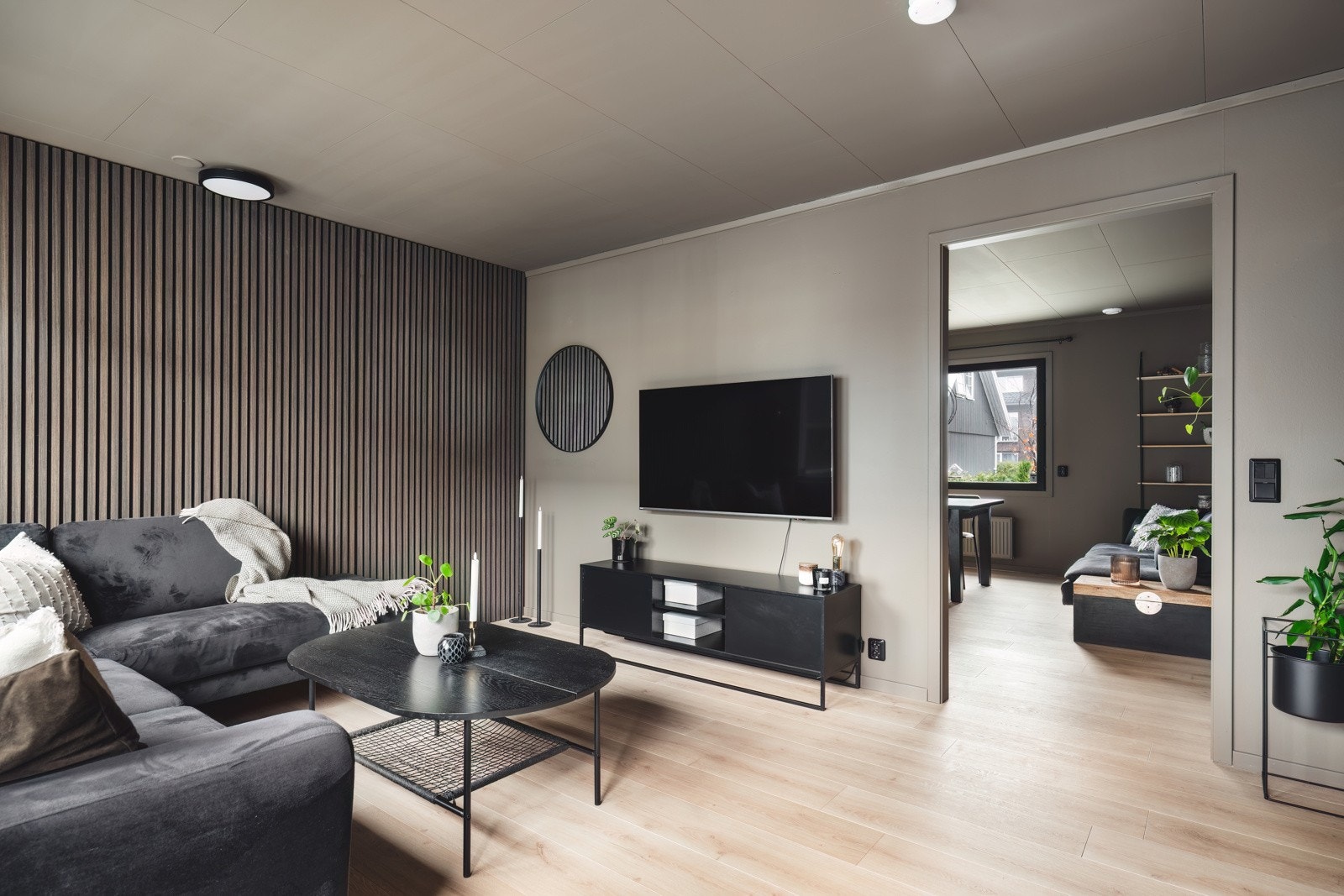 Skjult bod" i stue (bak spilevegg, 1.2m bred) m/strømuttak Galleribilde