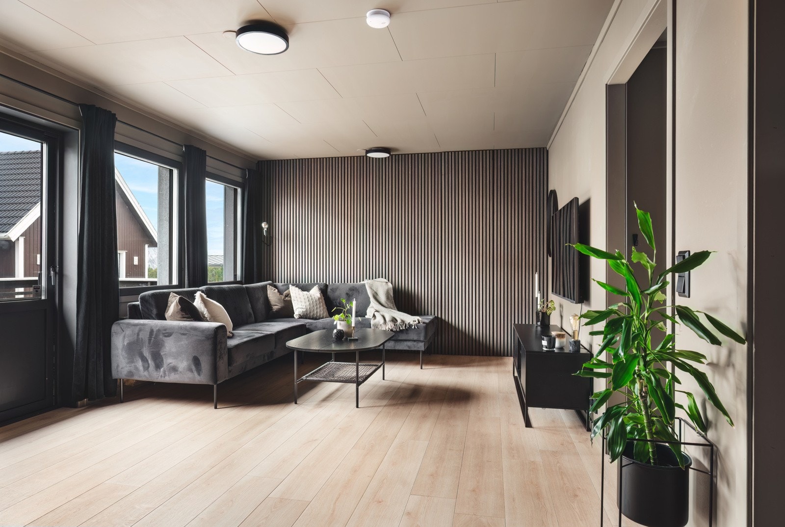 Lekkert laminatgulv er lagt gjennom hele huset i 2021 Galleribilde