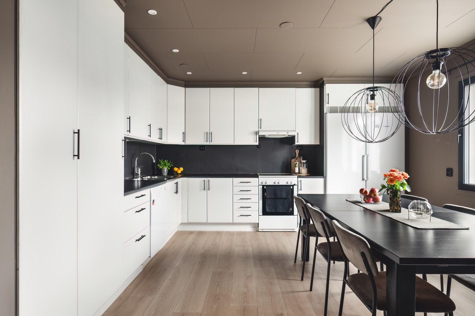 Flott, innholdsrikt kjøkken Galleribilde