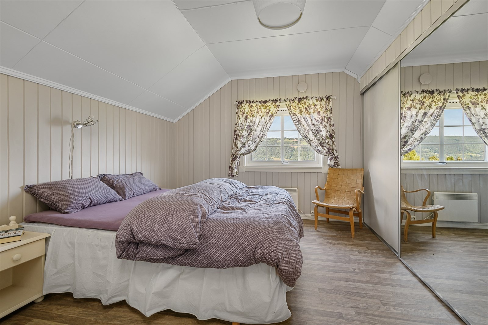 Romslig soverom med skyvedørsgarderobe. Galleribilde