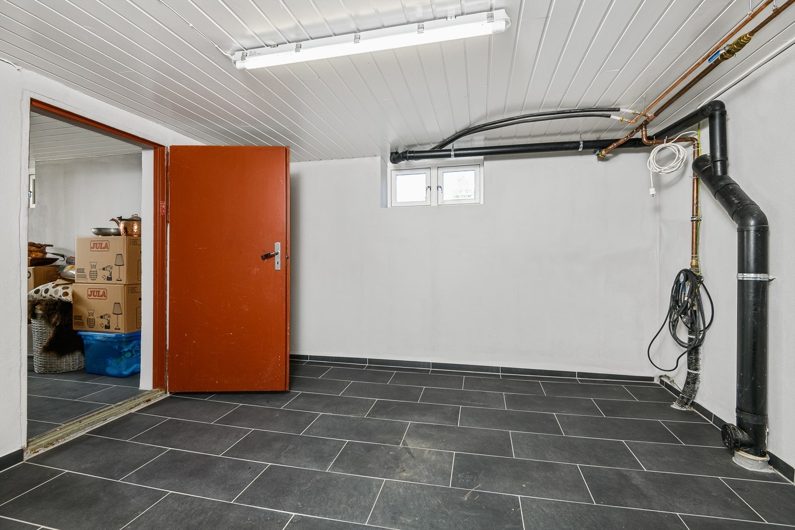 Romslige kjellerrom med flislagte gulv. Galleribilde