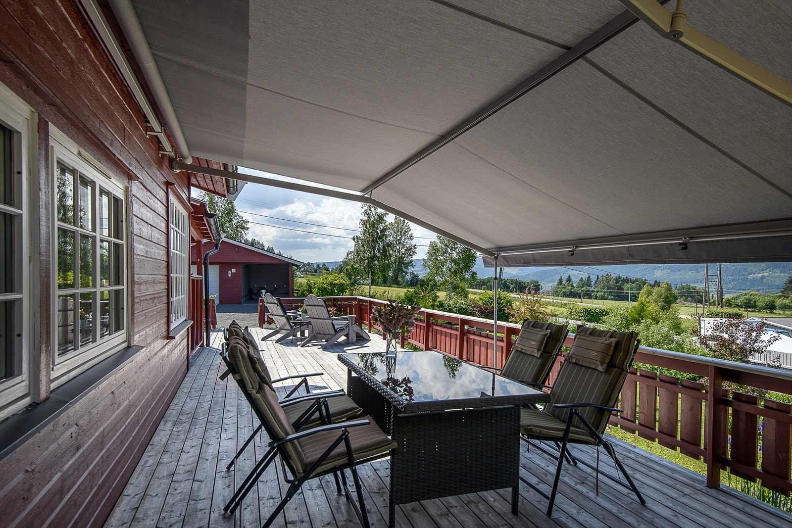 Det er anlagt flere hyggelige sosiale soner på terrassen. Galleribilde