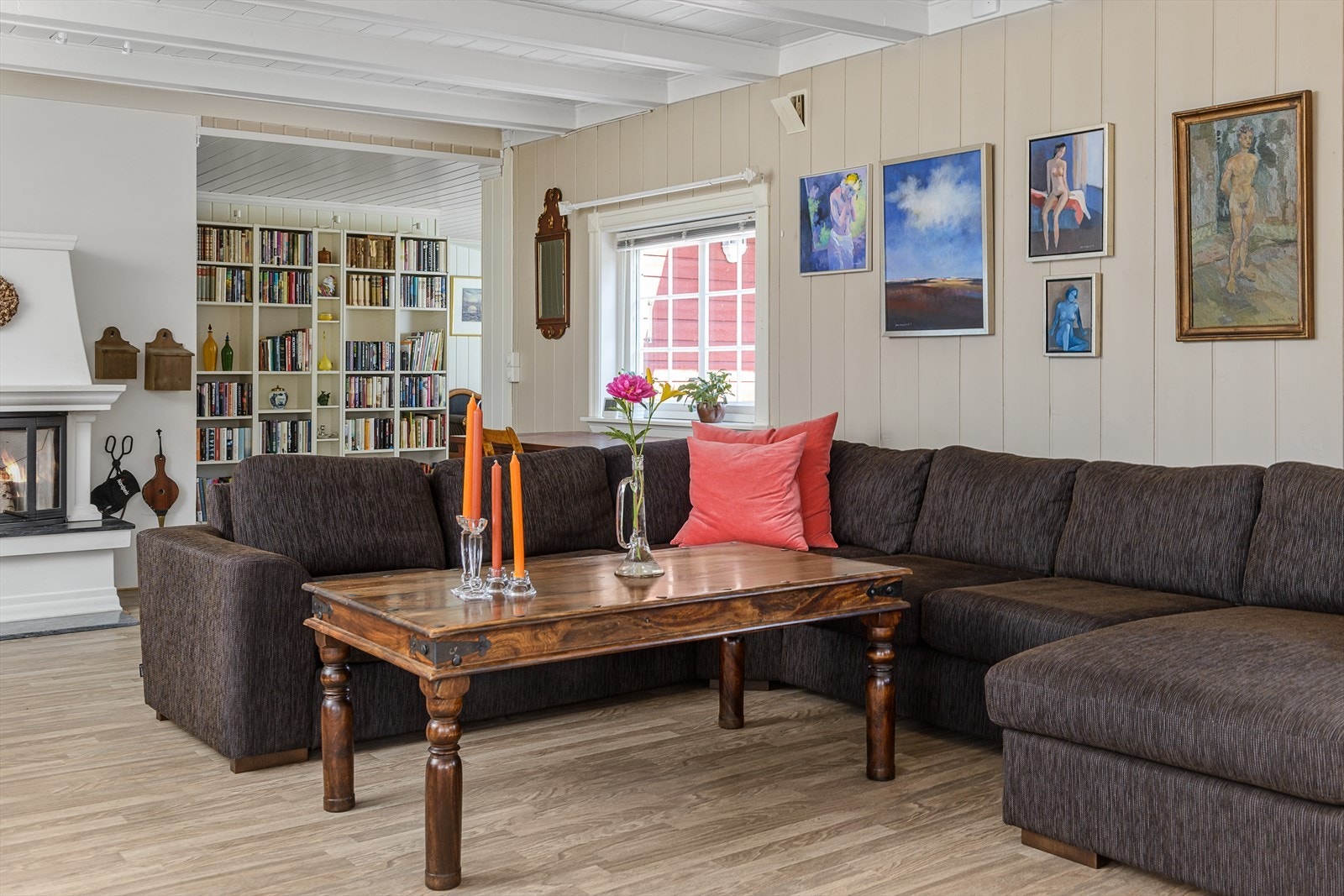 Stuen er av god størrelse med flere møbleringsmuligheter. Galleribilde