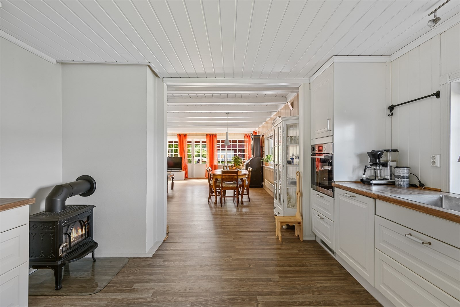 Det er montert vedovn på kjøkkenet. Galleribilde