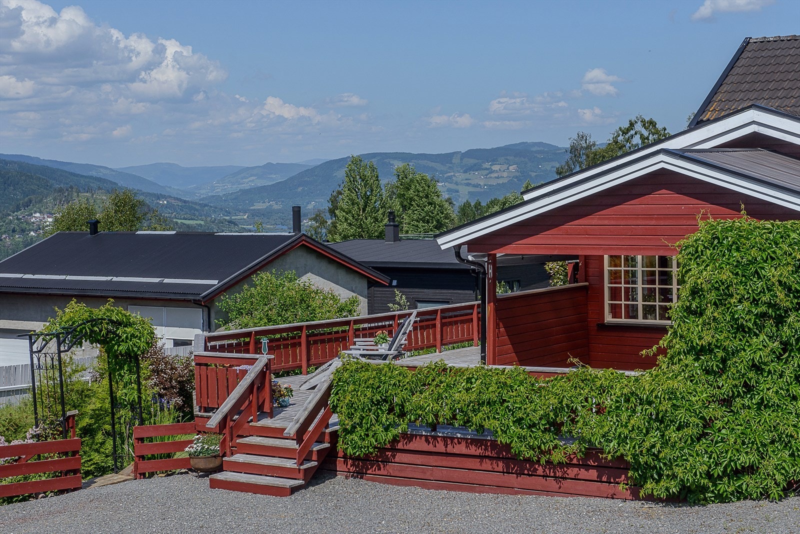 Stor terrasse med utgang til terreng. Vestvendt med meget gode solforhold. Galleribilde