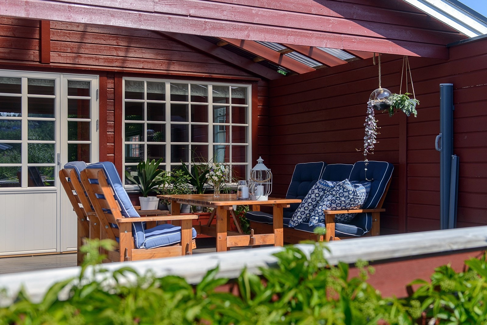 Terrassen er dels takoverbygd. Galleribilde