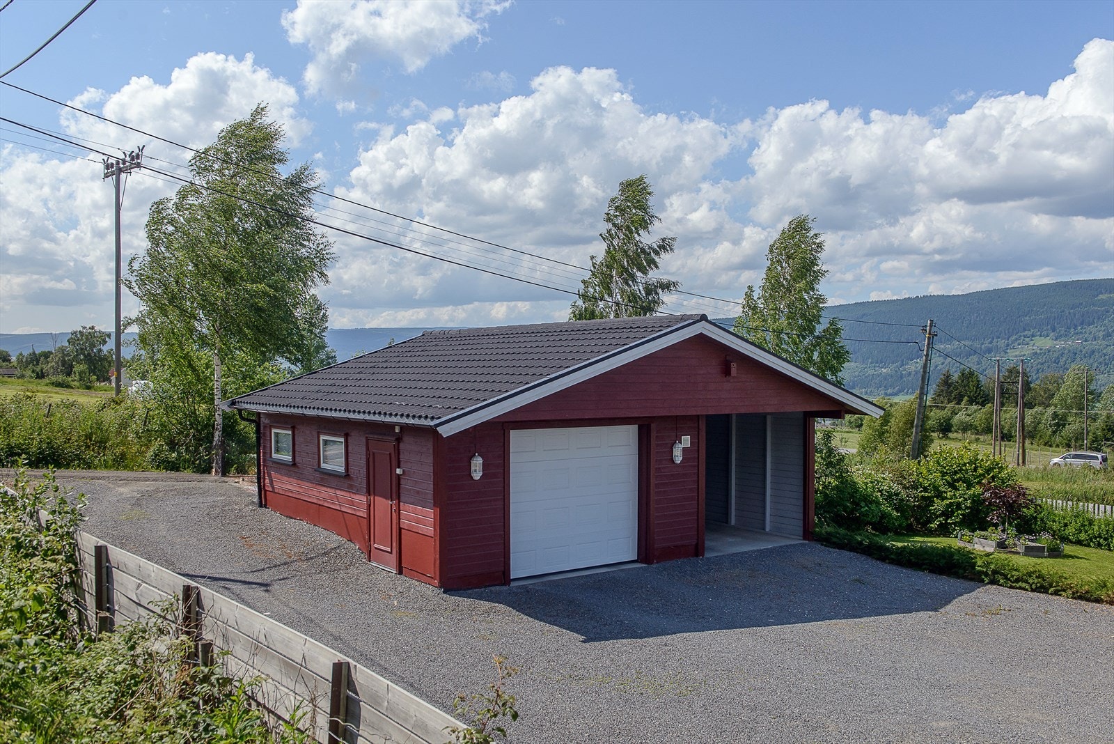 Garasjen er todelt, med gulvvarme i den ene delen. Carport i den andre delen. Galleribilde