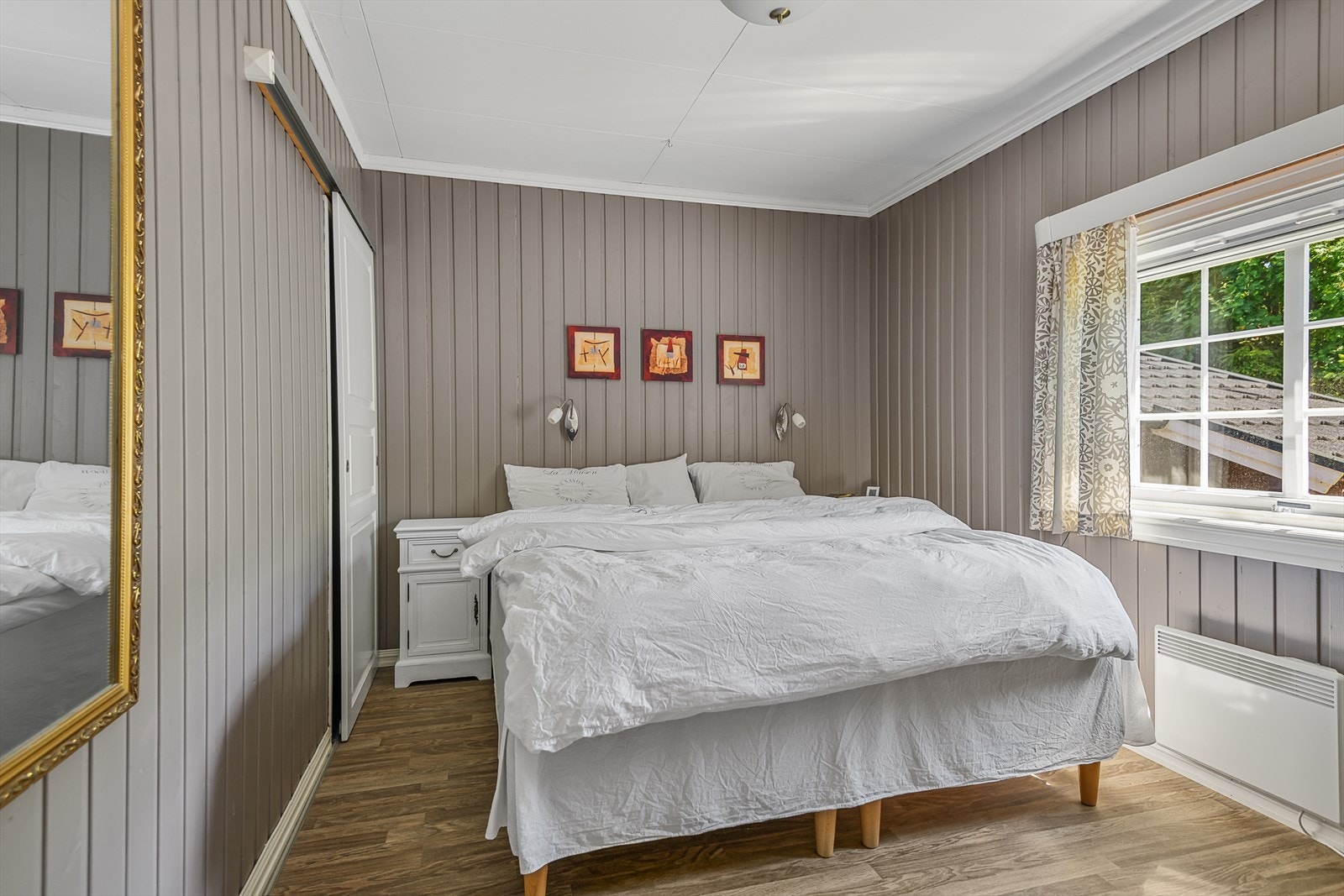 Soverom på hovedplan har adkomst til walk-inn garderobe. Galleribilde