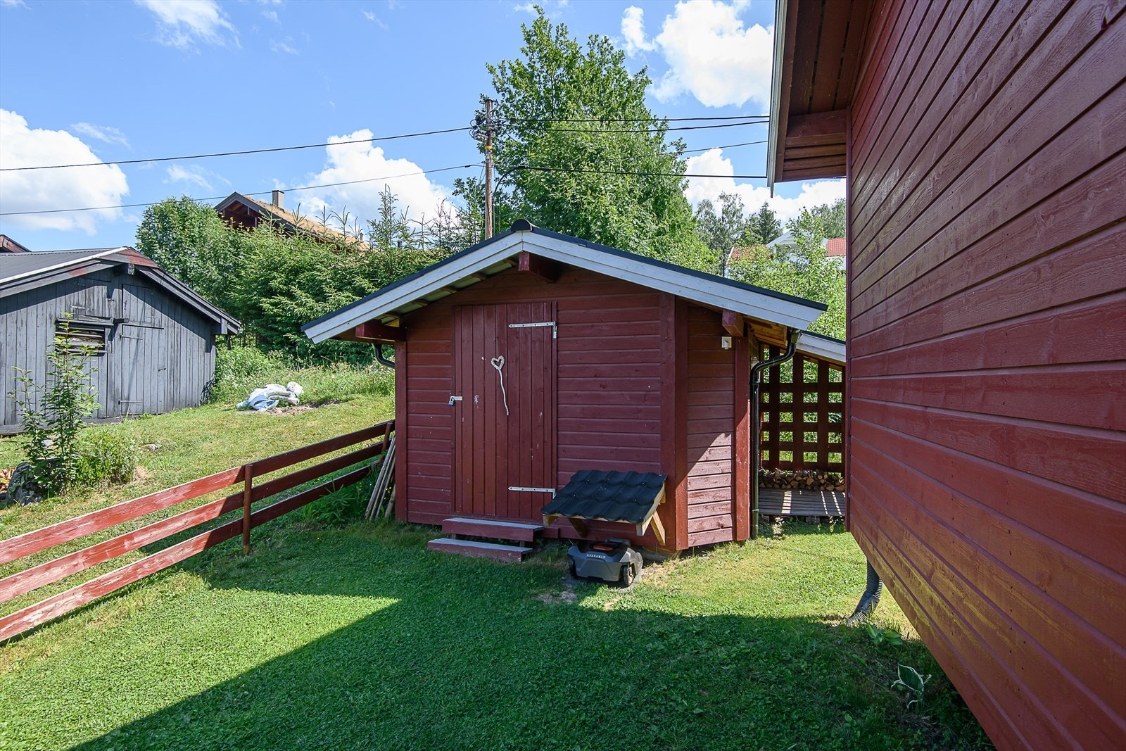 Frittstående uthus fra 2012. Gode lagringsmuligheter. Galleribilde
