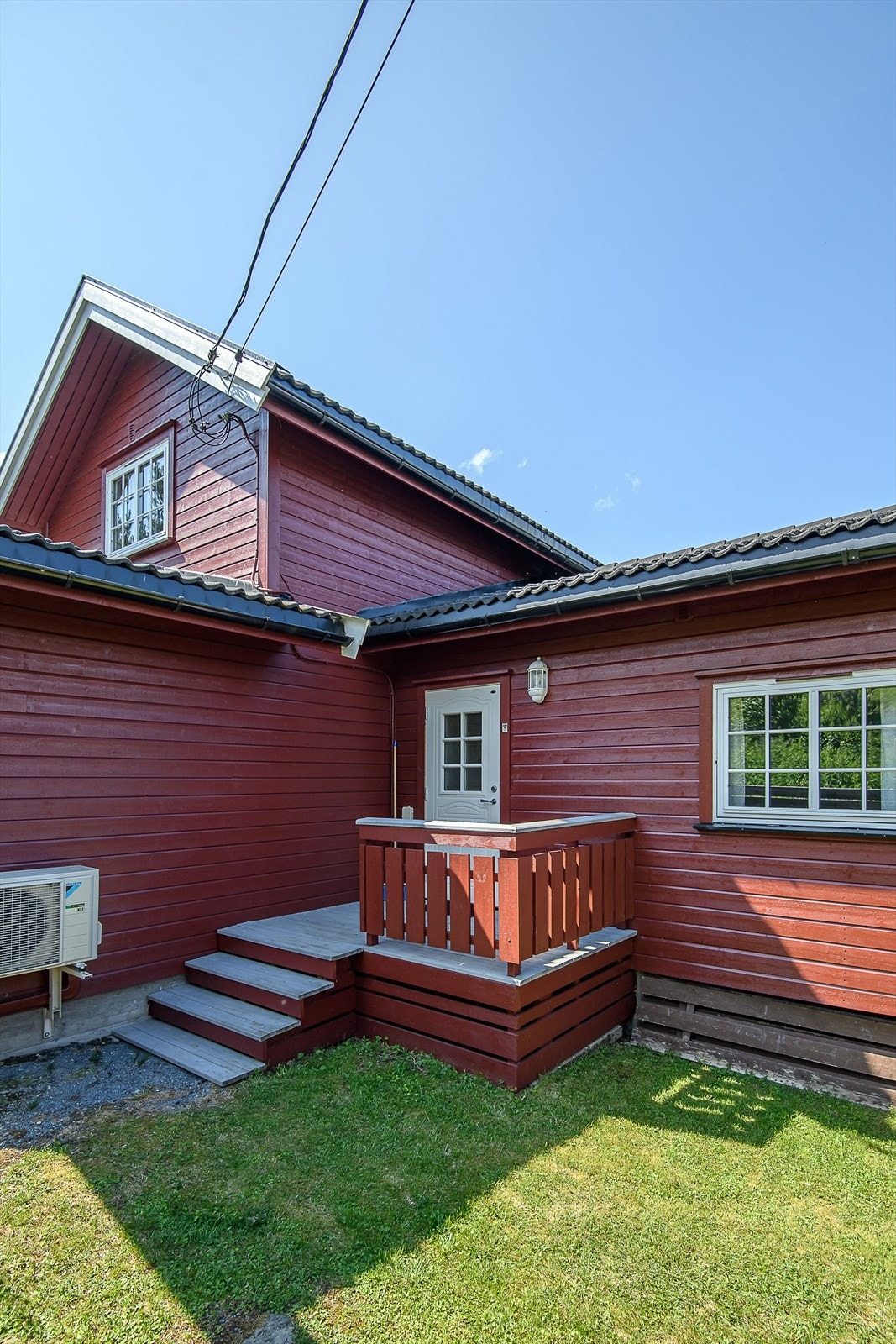 Utgang fra fløy med soverom og bad. Galleribilde