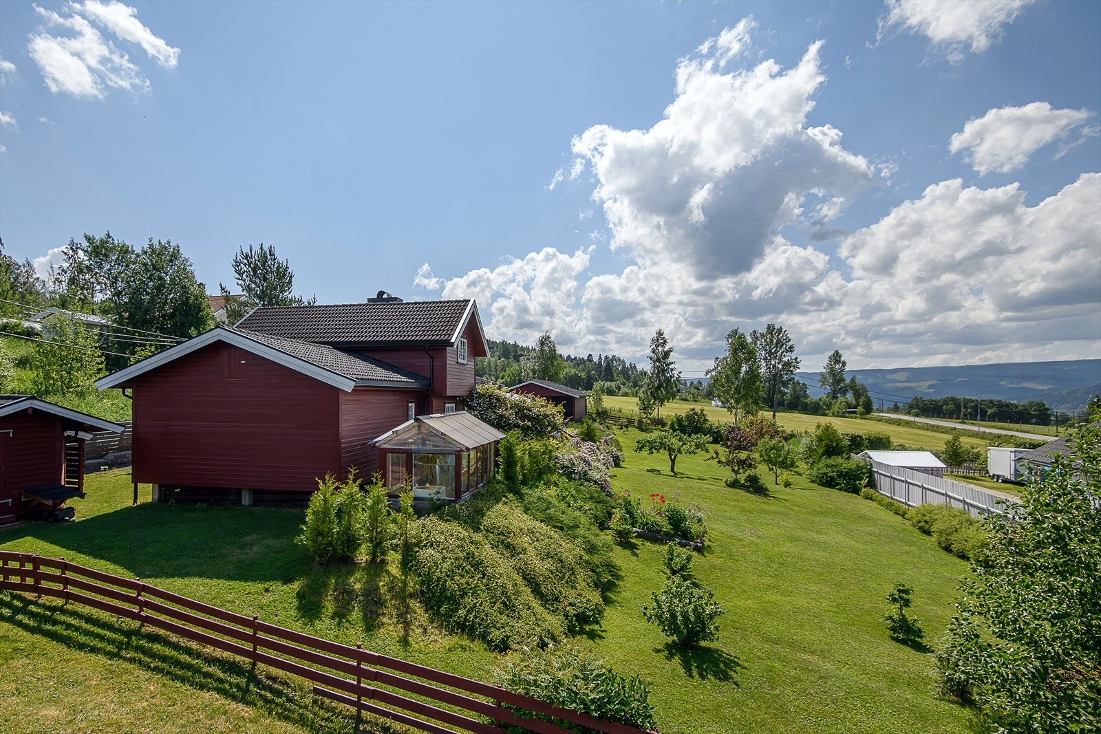 Eiendommen har en meget pen og idyllisk hage. Tomten er ca. 1.830 kvm. Galleribilde