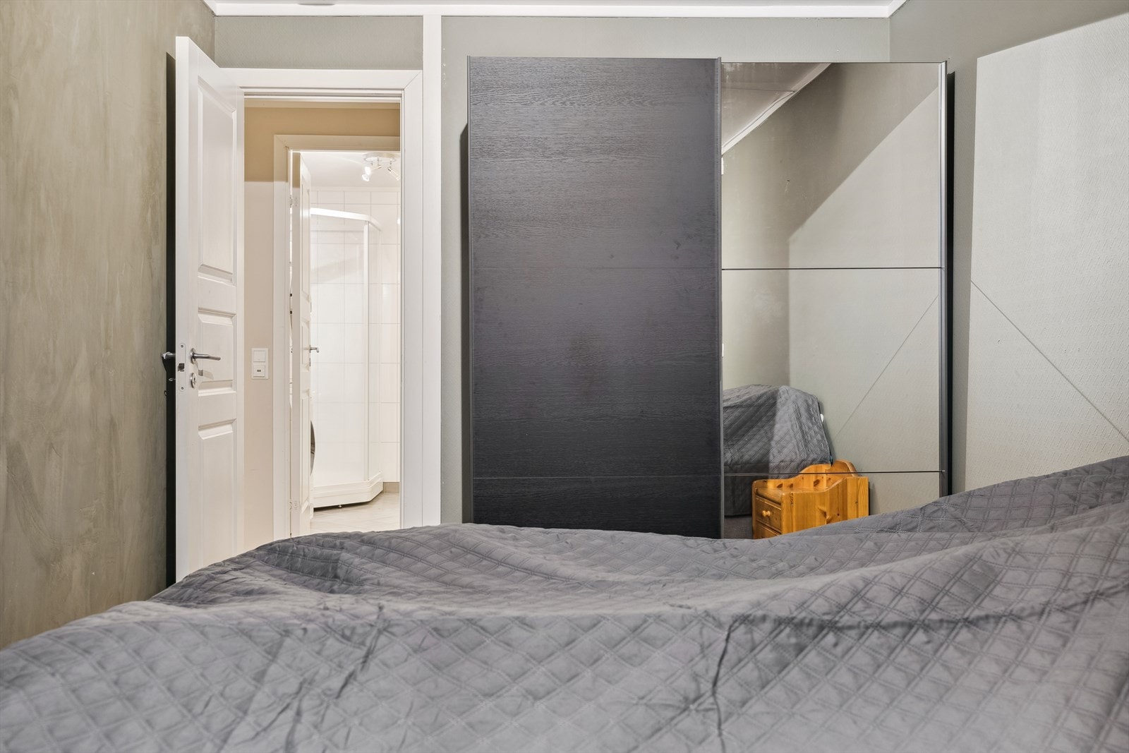 Soverom I - Hovedsoverommet er malt i en lun nedtonet farge, har god plass til dobbeltseng og er utstyrt med skyvedørsgarderobe Galleribilde